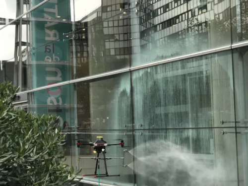 nettoyage de vitres par un drone