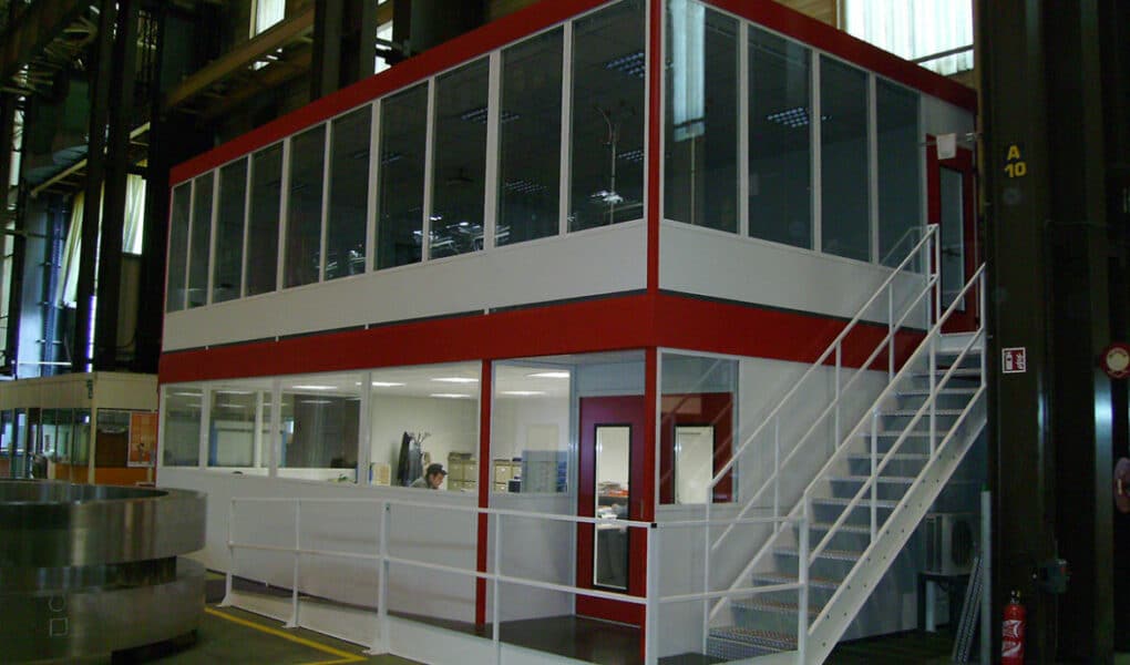 Installer des cloisons dans un espace industriel