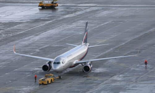 Avion sur une piste dans un aéroport