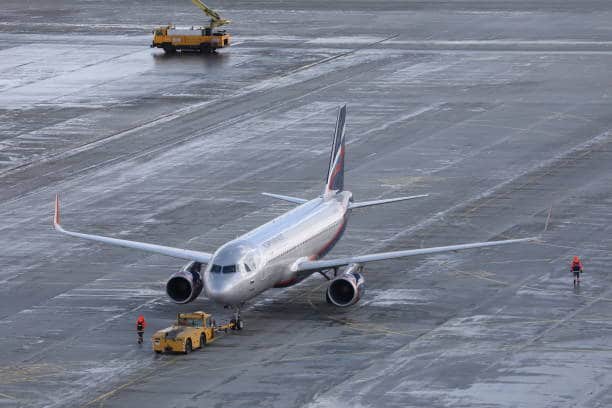 Avion sur une piste dans un aéroport