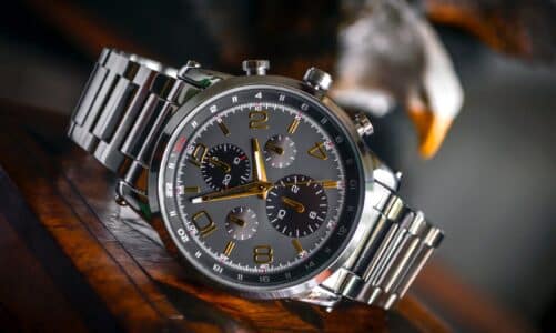 Modèle de montre de luxe pour homme issu d'une grande marque horlogère